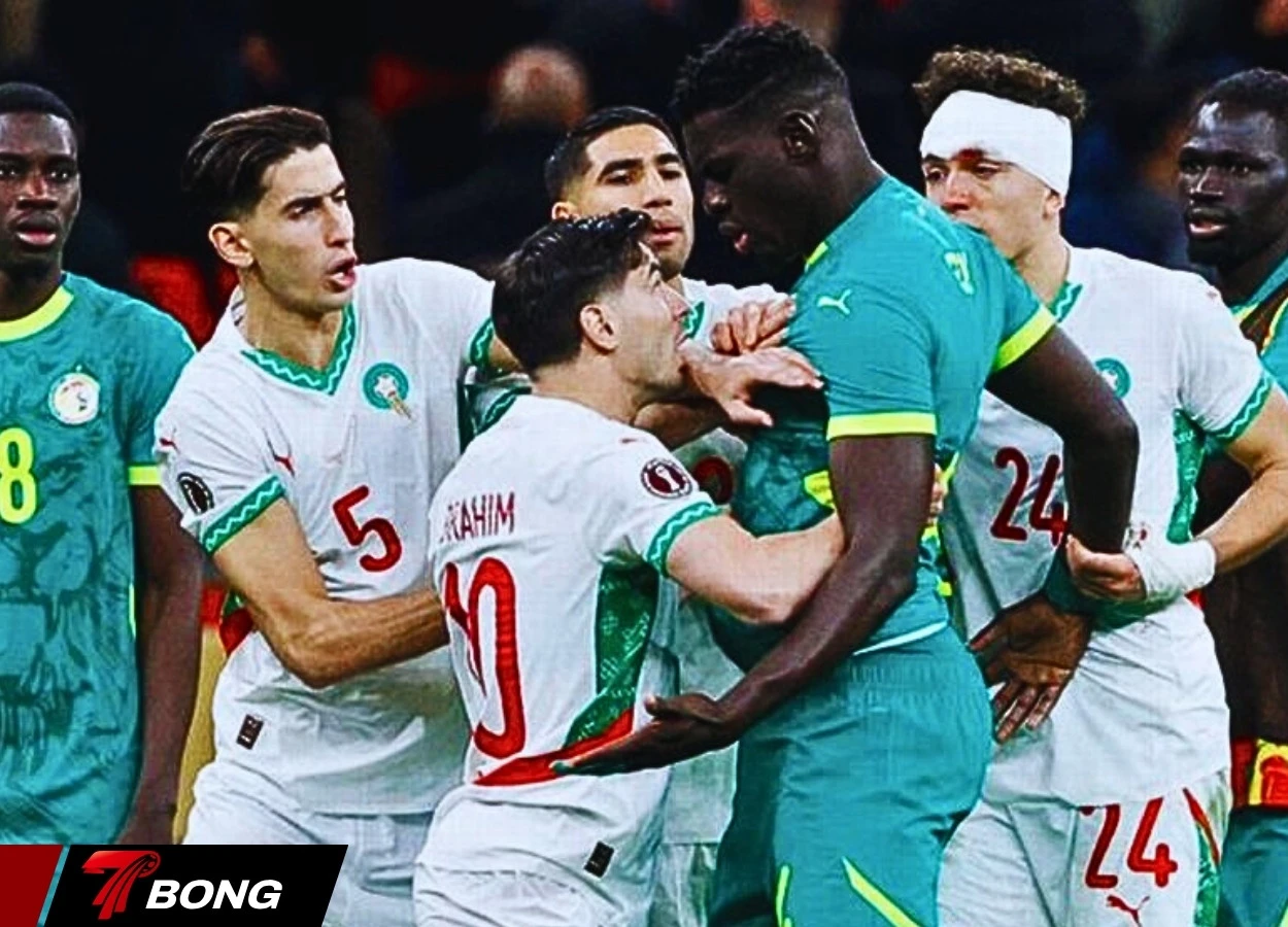 Cộng đồng bóng đá tranh cãi về phán quyết