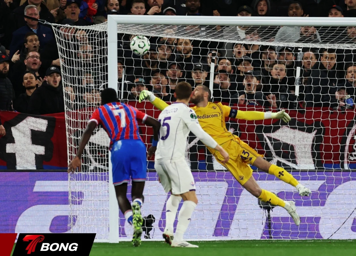 Crystal Palace ghi bàn từ chấm phạt đền