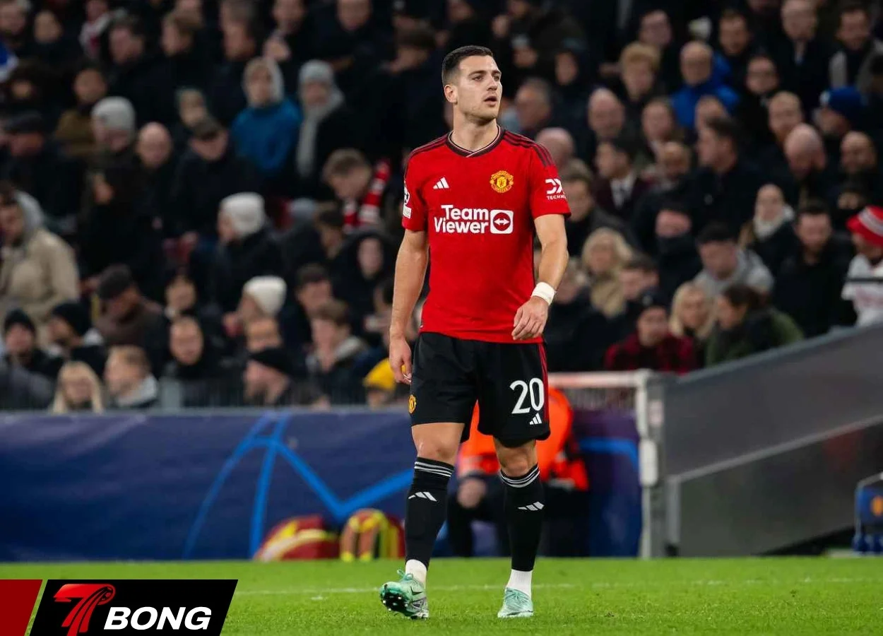 Dalot kiệt sức vì đá quá nhiều vị trí