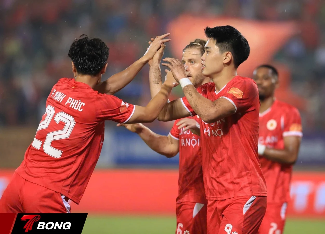 Đình Bắc ăn mừng hat-trick lịch sử tại V-League
