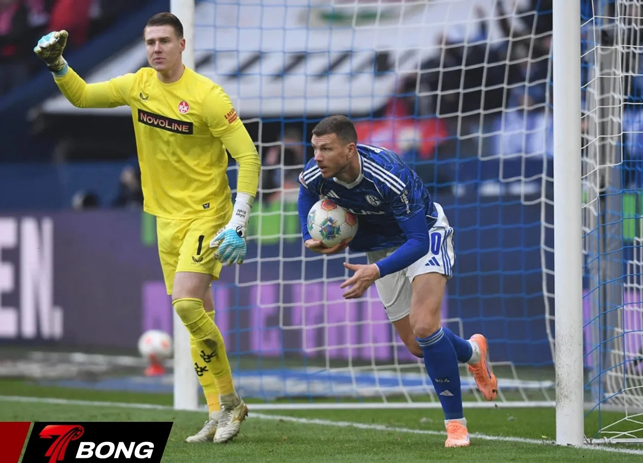 Dzeko ghi ba bàn sau ba trận cho Schalke