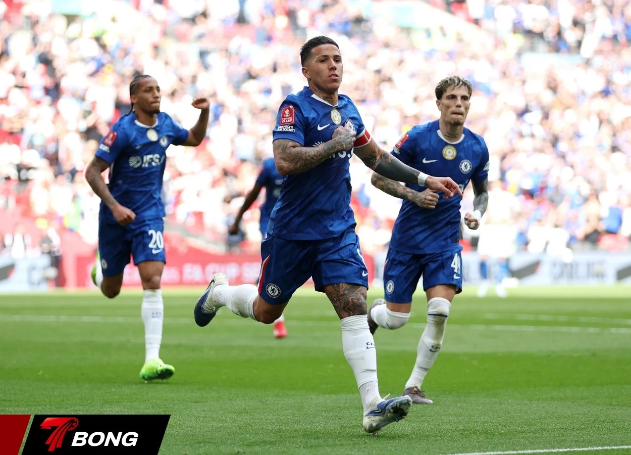 Enzo Fernandez ăn mừng bàn thắng vào lưới Leeds