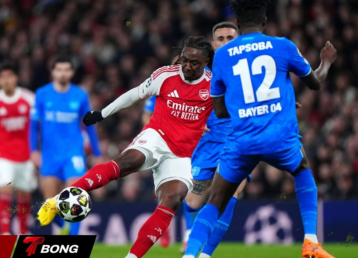 Eze tung cú sút sấm sét vào lưới Leverkusen