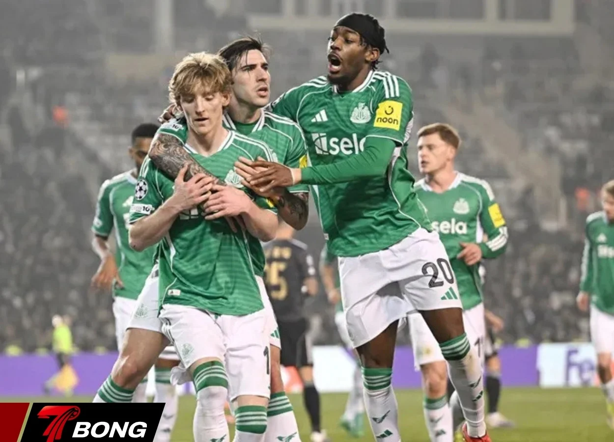 Gordon ăn mừng bàn thắng thứ tư vào lưới Qarabag