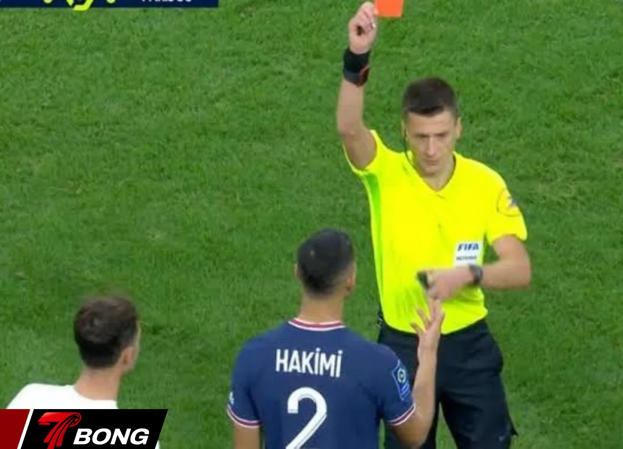 Hakimi nhận thẻ đỏ rời sân ở phút 75