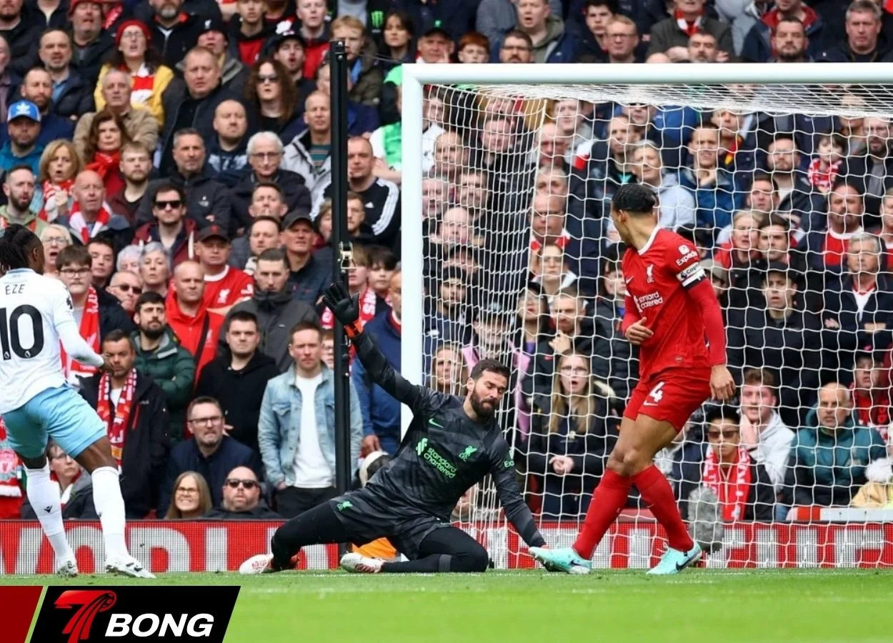 Hàng thủ Liverpool để lộ nhiều sơ hở nghiêm trọng