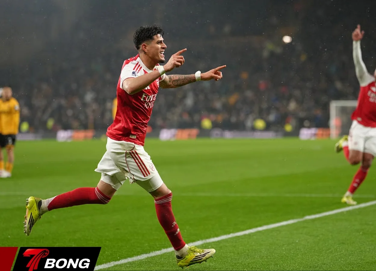 Hincapie ghi bàn đầu tiên cho Arsenal