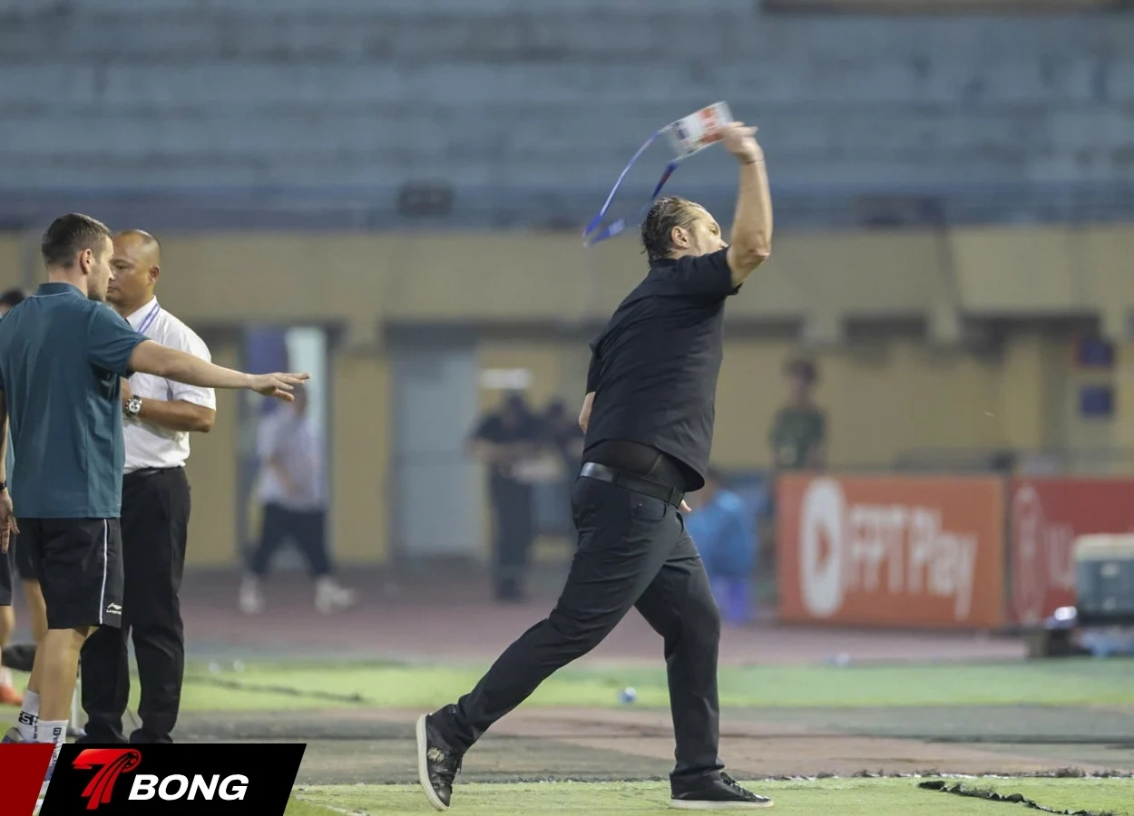 HLV Popov ném thẻ làm nhiệm vụ xuống sân