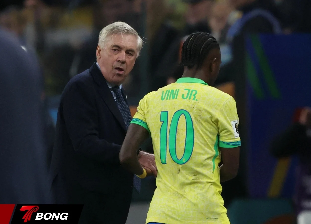 HLV Ancelotti chỉ đạo các cầu thủ Brazil