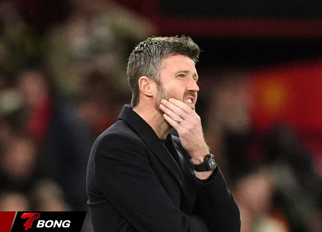 HLV Carrick phản ứng gay gắt với quyết định trọng tài