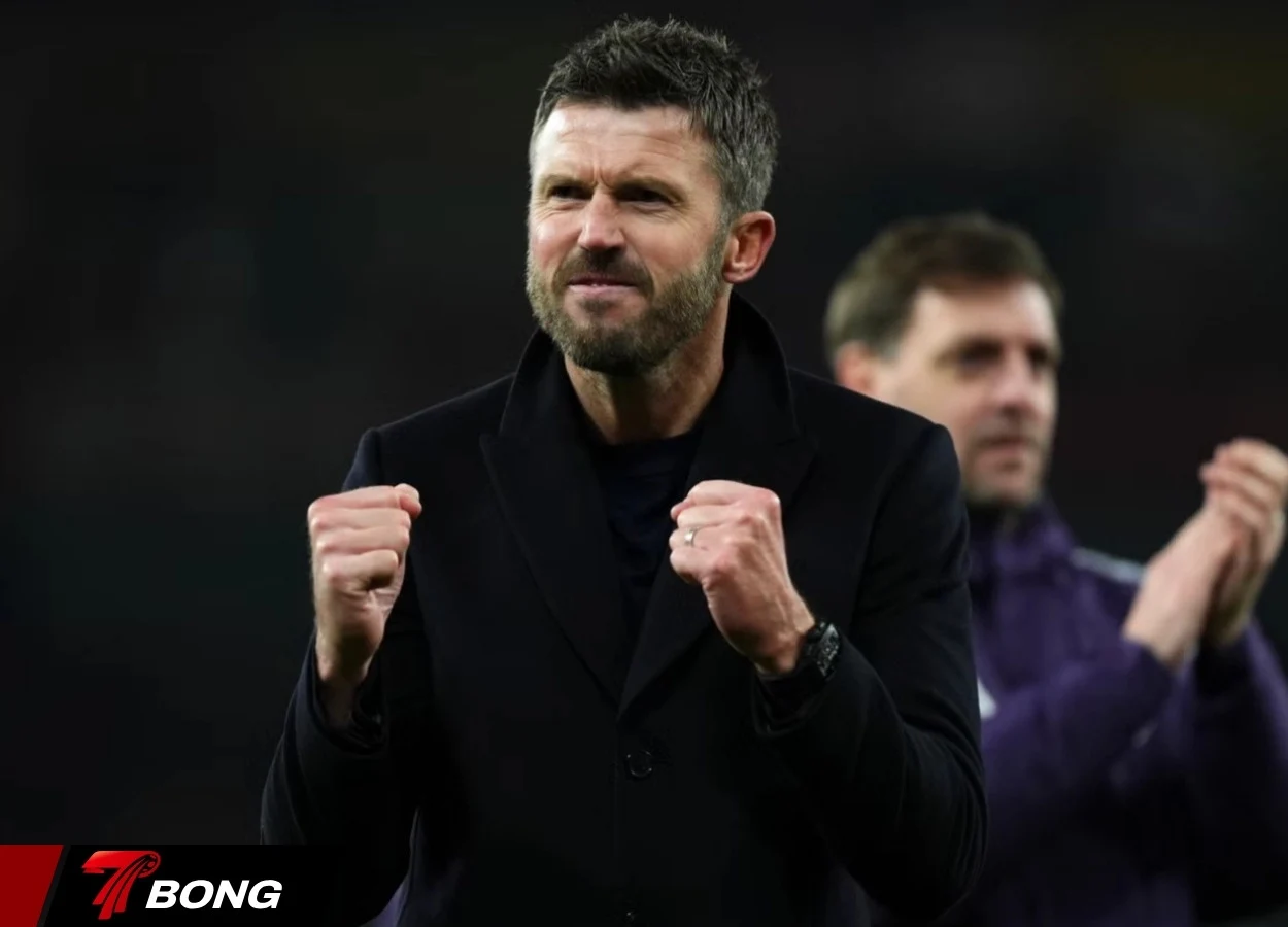 HLV Carrick phản ứng về thẻ đỏ Martinez