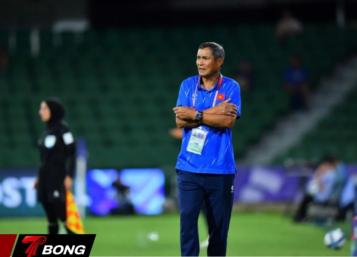 HLV Mai Đức Chung chỉ đạo các cầu thủ