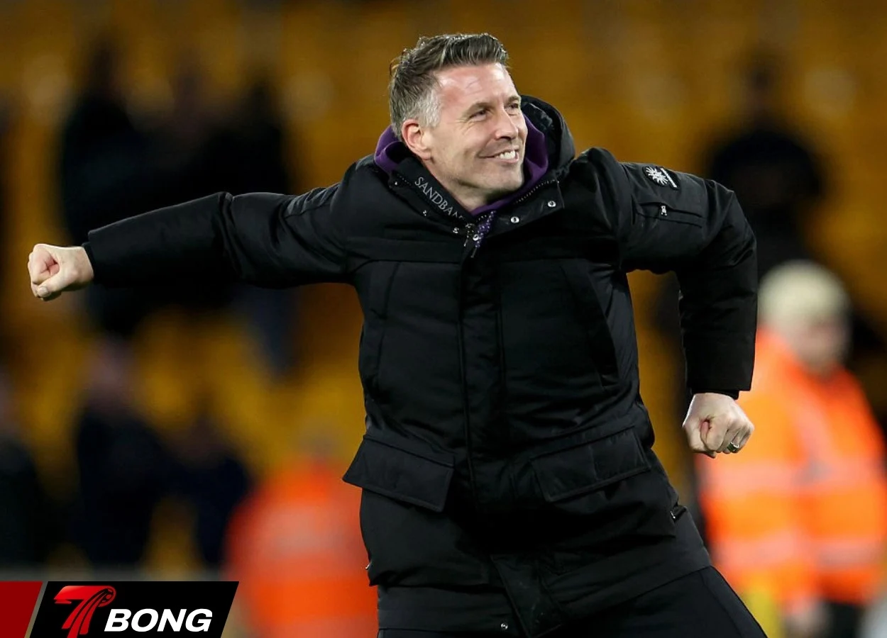 HLV Rob Edwards chỉ đạo cầu thủ Wolves