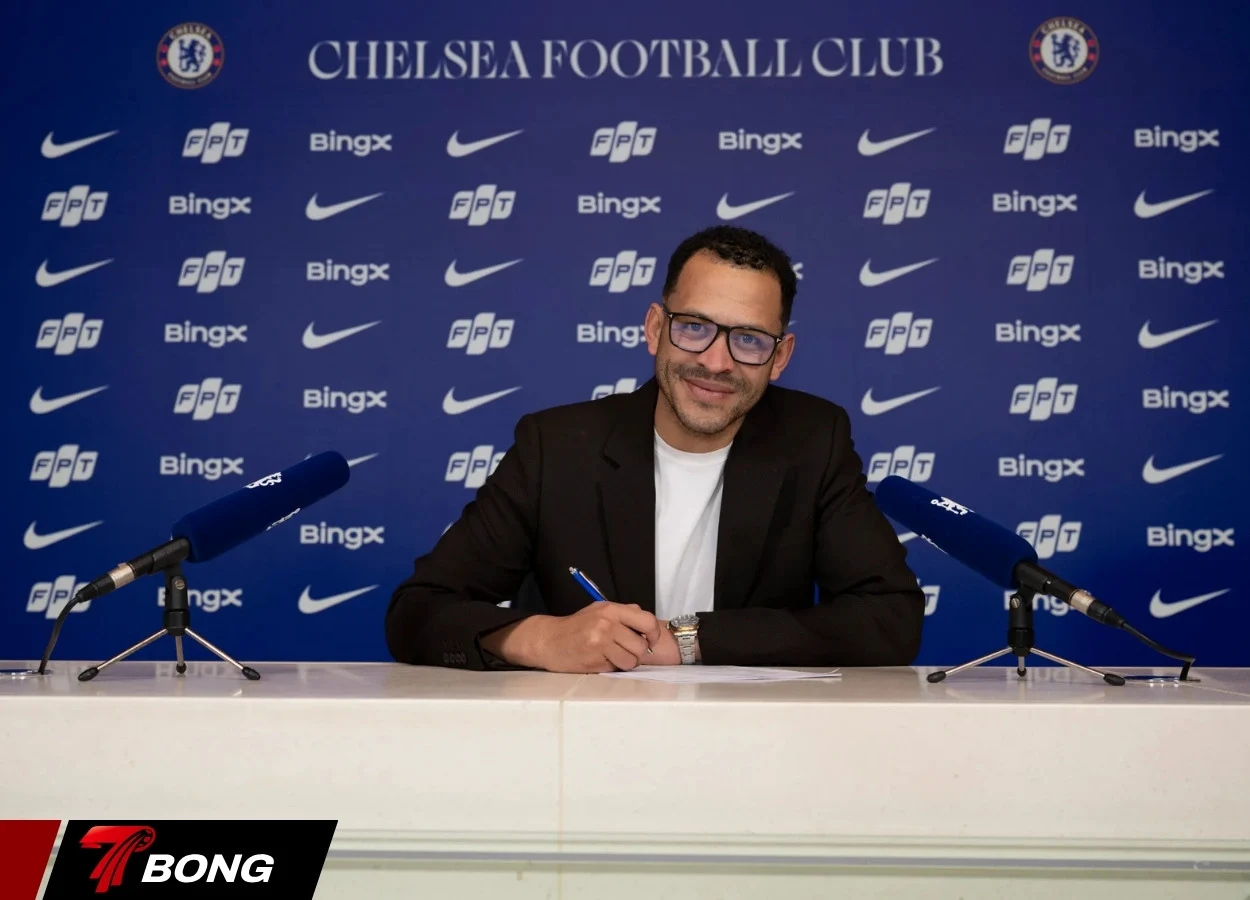 HLV Rosenior tham gia họp chuyển nhượng Chelsea