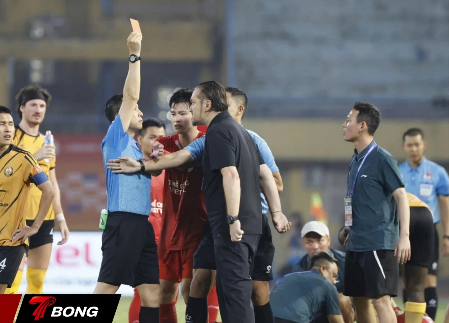 Huấn luyện viên Popov phản ứng gay gắt trên sân