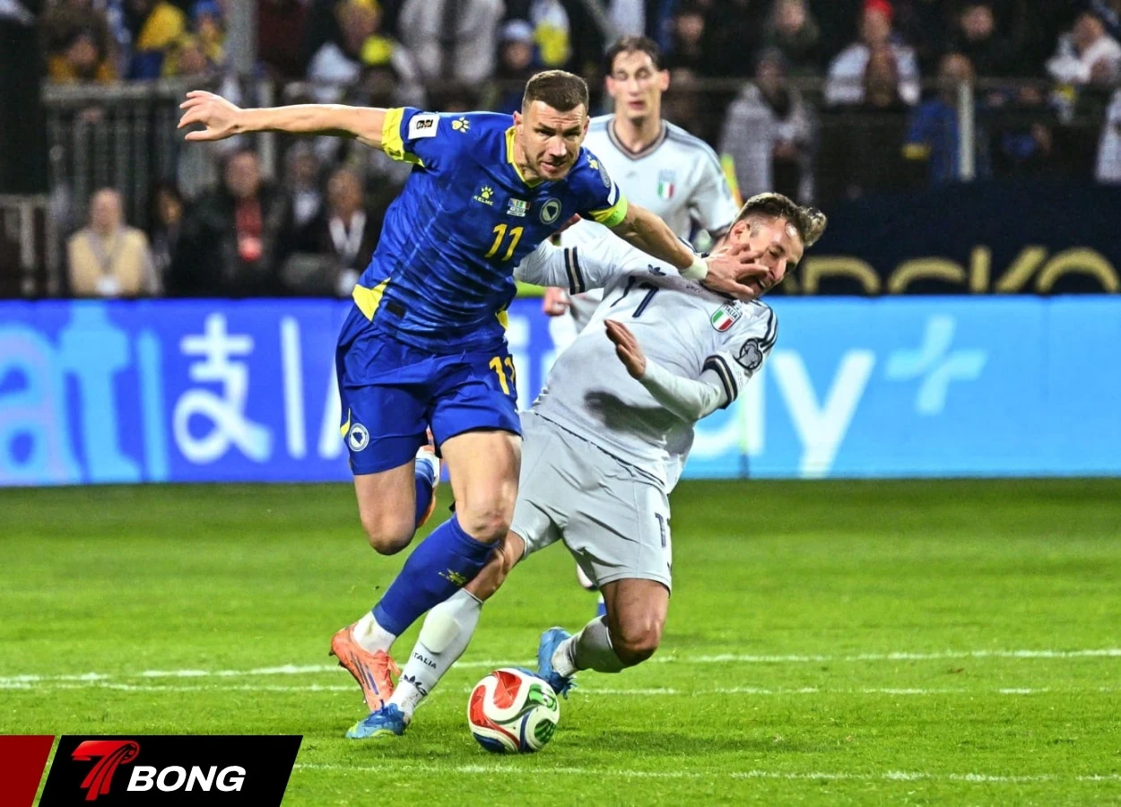 Italy chơi thiếu người suốt hiệp hai trận đấu