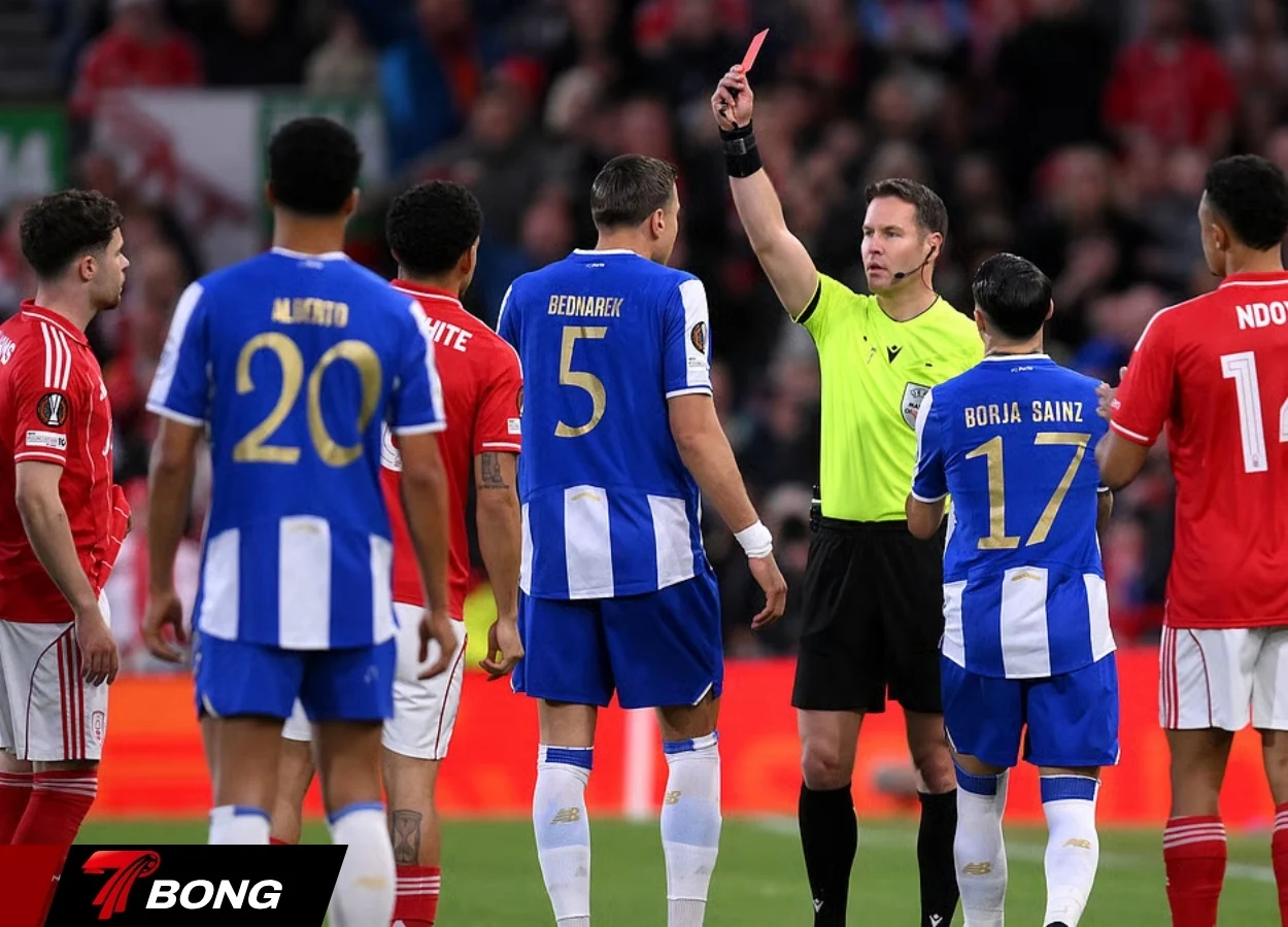 Jan Bednarek nhận thẻ đỏ sớm