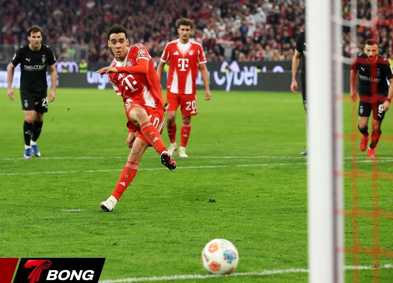 Jackson đánh đầu ghi bàn thắng thứ tư cho Bayern
