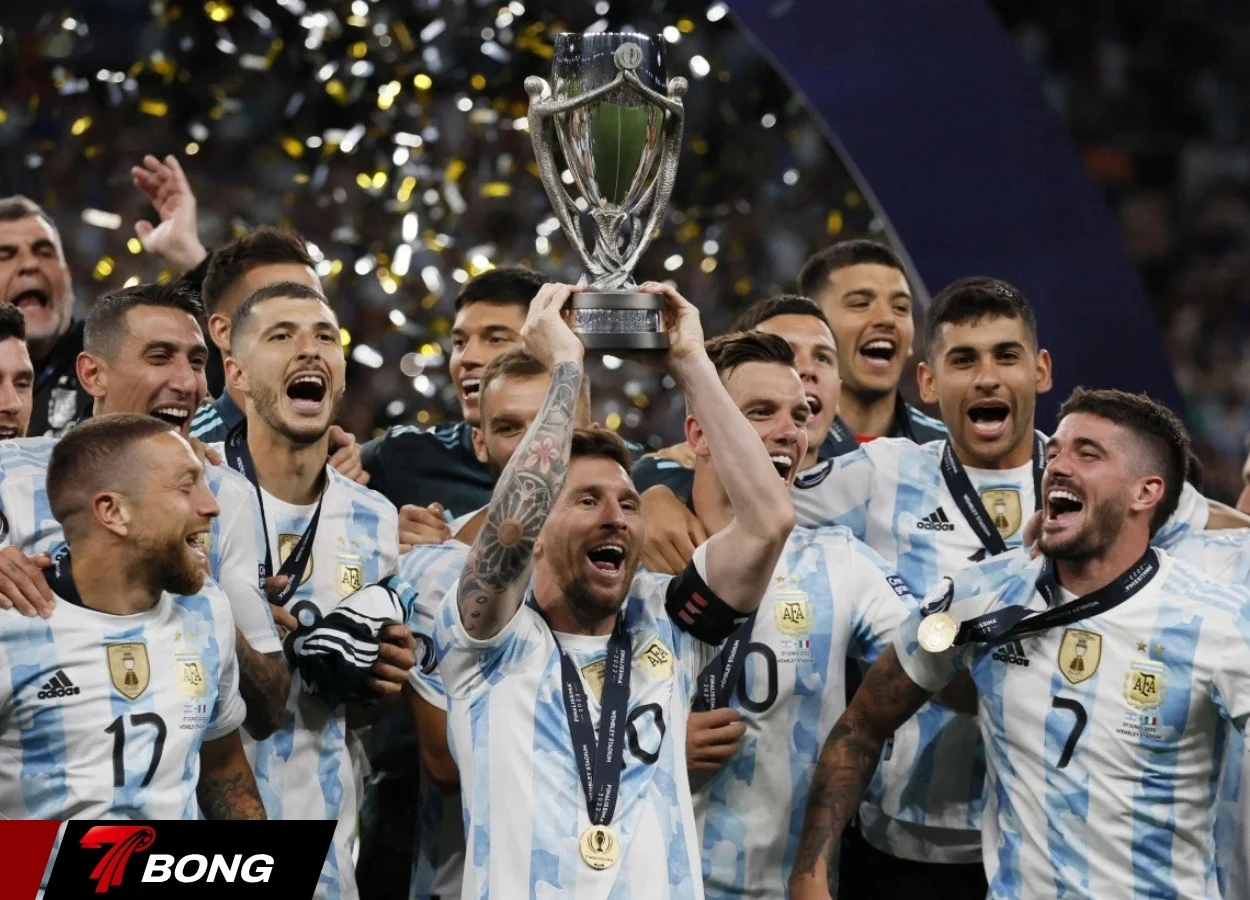 Lionel Messi nâng cao chiếc Cúp Liên Lục Điện