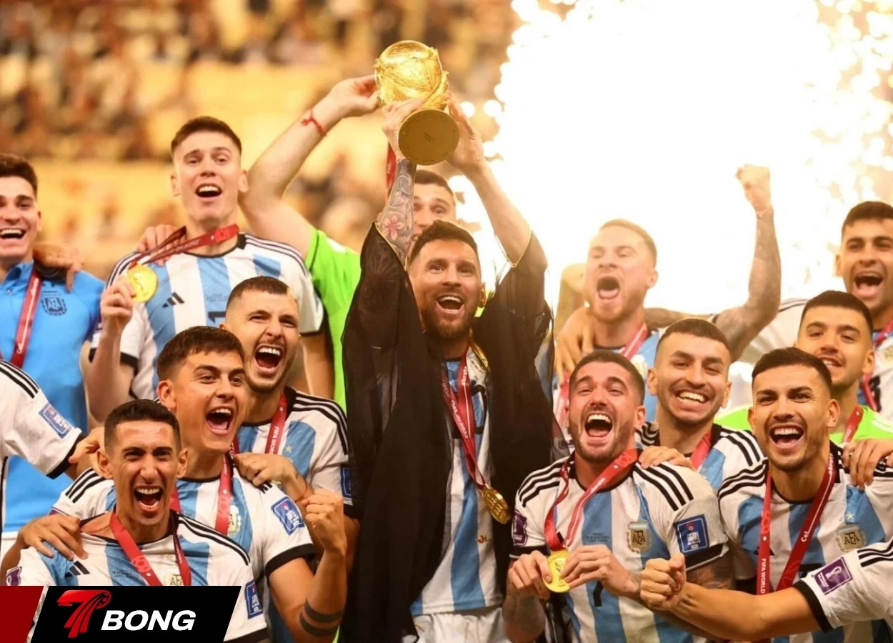 M10 nâng cao chiếc cúp vô địch World Cup 2022