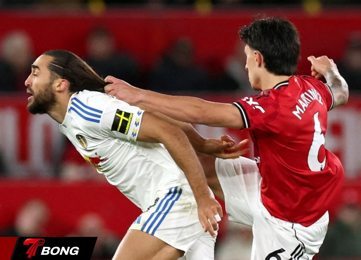 Martinez bị đuổi khỏi sân vì túm tóc đối thủ