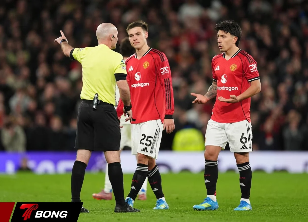 Martinez nhận thẻ đỏ sau pha giật tóc