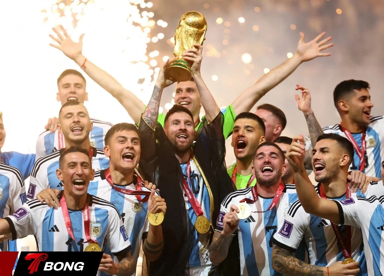 Messi nâng cúp vô địch World Cup 2022