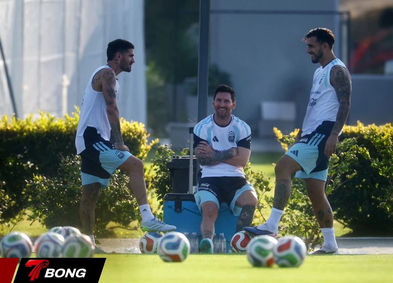 Messi ngồi trò chuyện và quan sát đồng đội 