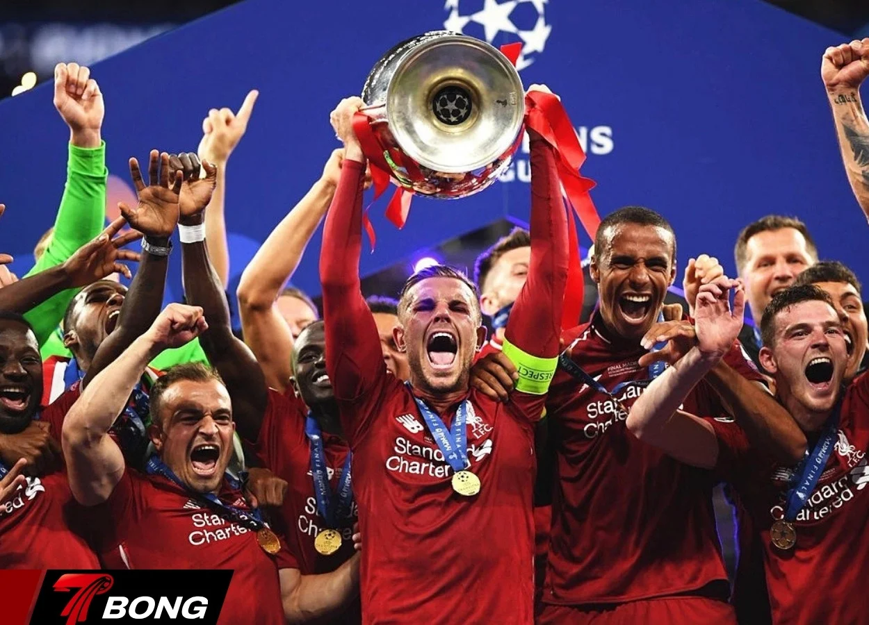 Milner nâng cúp cùng Liverpool sau chiến thắng