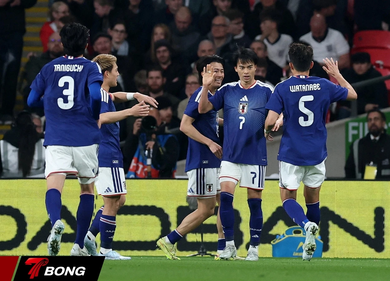 Mitoma ăn mừng bàn thắng lịch sử tại Wembley