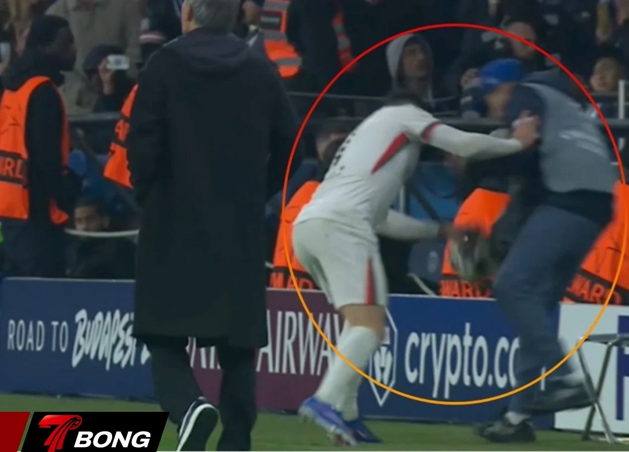 Neto đẩy ngã cậu bé nhặt bóng gây sốc