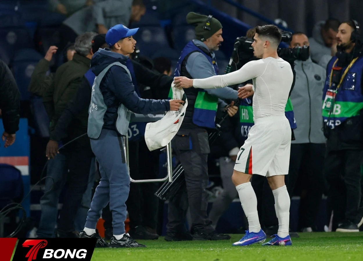 Neto tặng áo đấu xin lỗi cậu bé