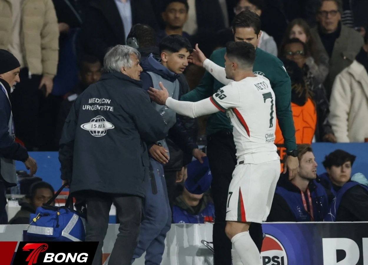 Neto xô ngã ball boy trong phút bù giờ trận đấu