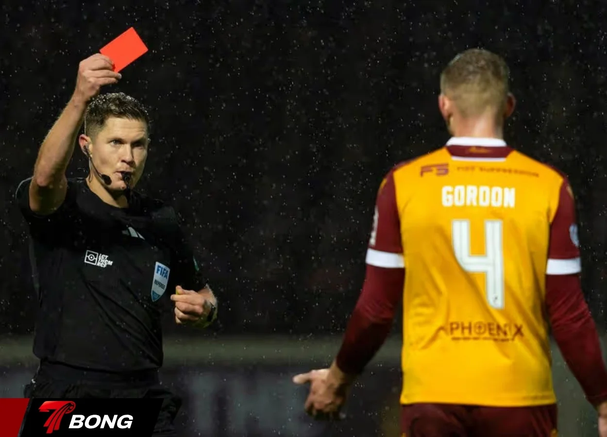 Những tấm thẻ đỏ khó hiểu của trọng tài 