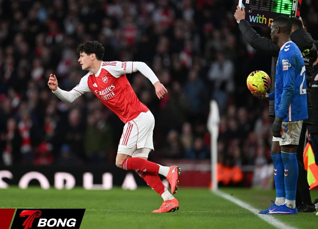 Norgaard chạy về phía ban huấn luyện báo tin