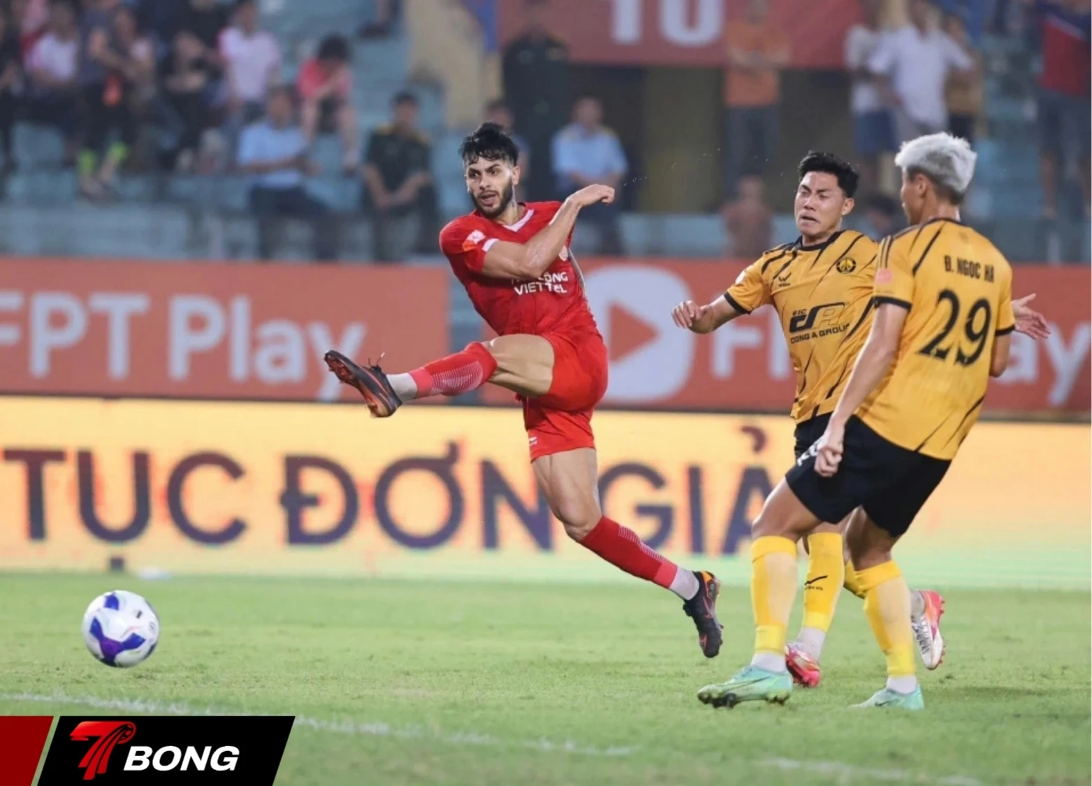 Pedro Henrique thực hiện thành công quả phạt đền