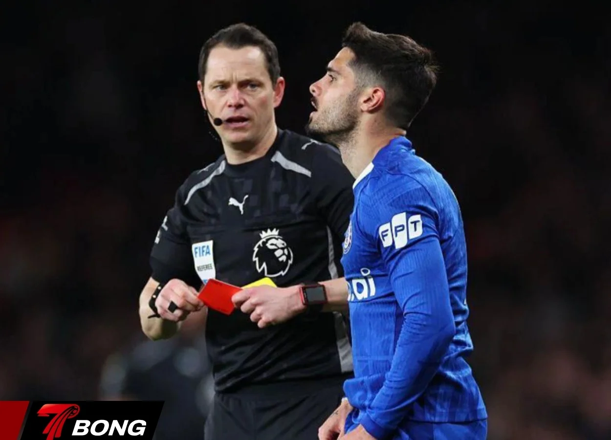 Pedro Neto nhận thẻ đỏ rời sân sớm