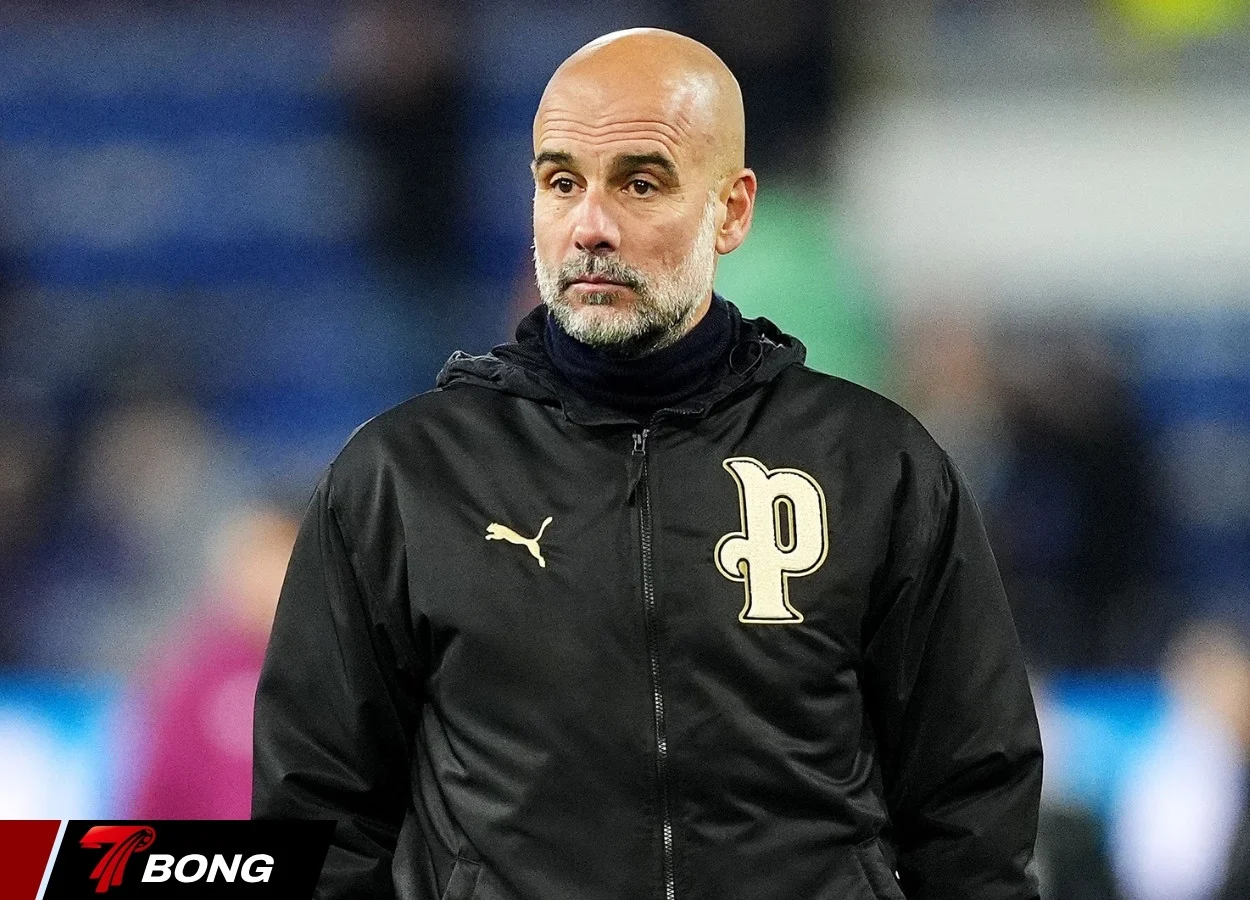 Pep Guardiola chỉ đạo sát đường biên