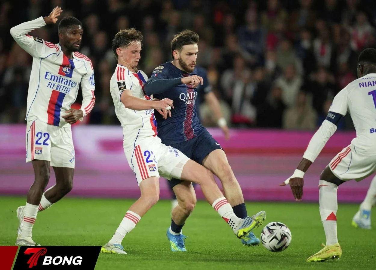 PSG gặp khó trước hàng thủ chắc chắn Lyon