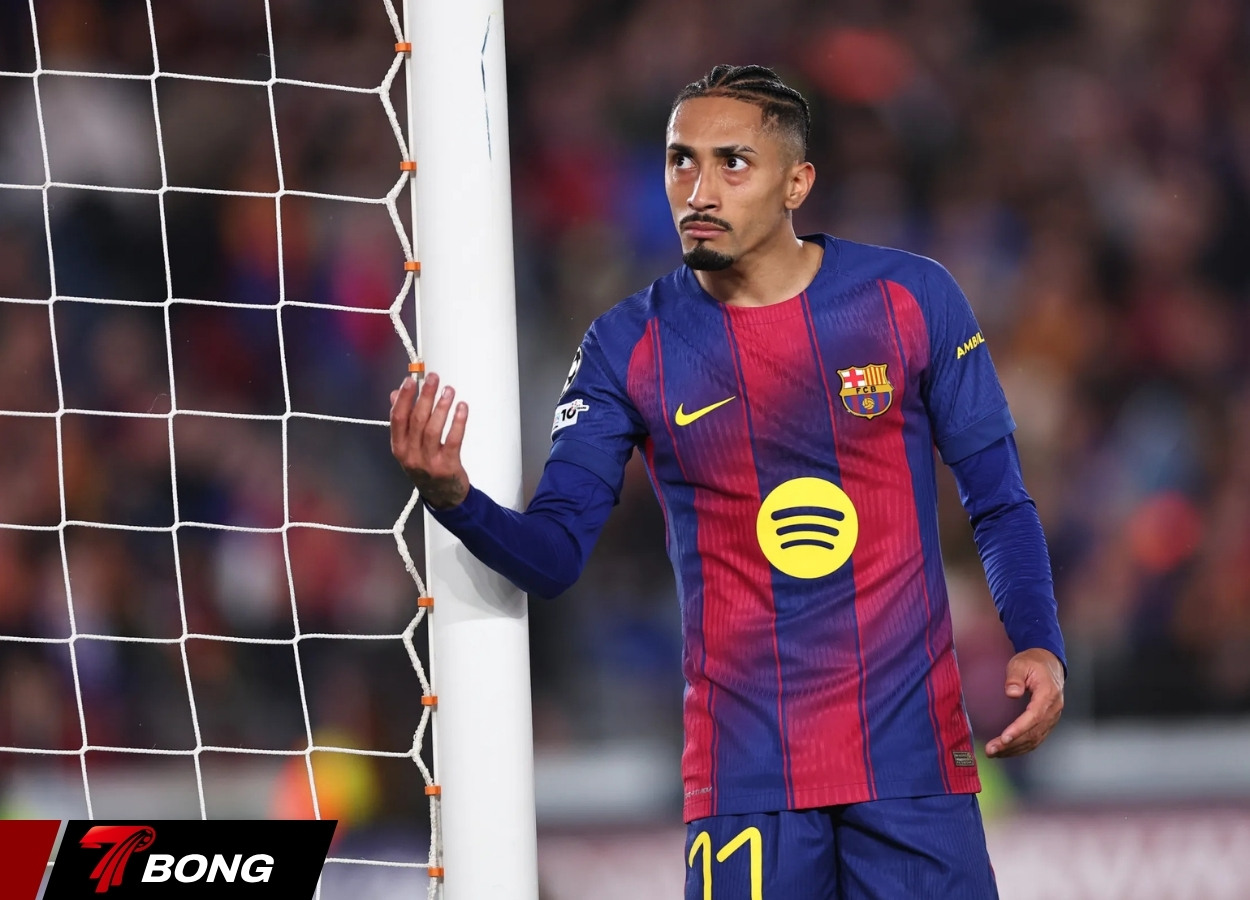 Raphinha tung cú sút xa dội xà ngang đáng tiếc