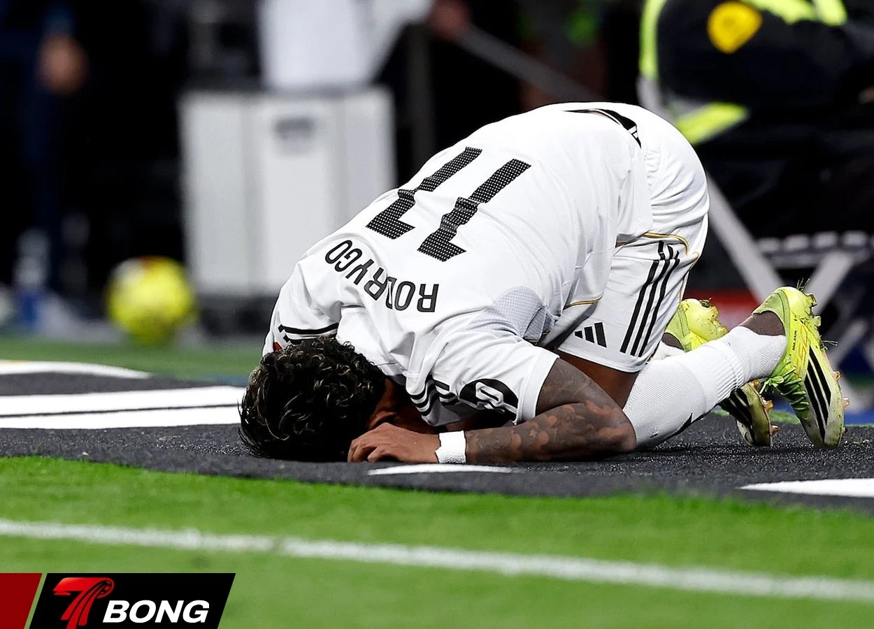 Rodrygo nằm sân sau pha va chạm mạnh