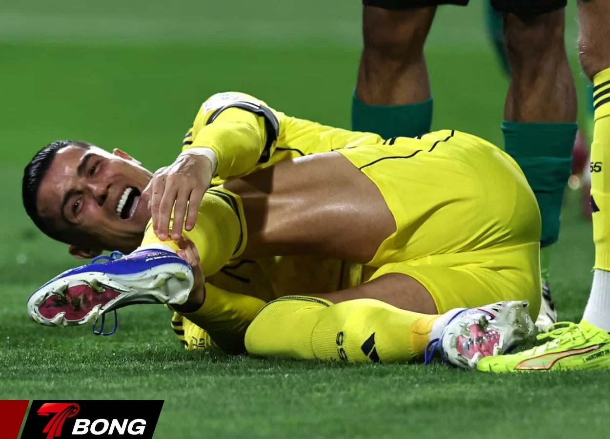 Ronaldo ra dấu xin thay người vì chấn thương