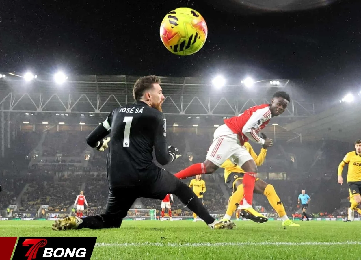 Saka ghi bàn mở tỷ số cho Arsenal