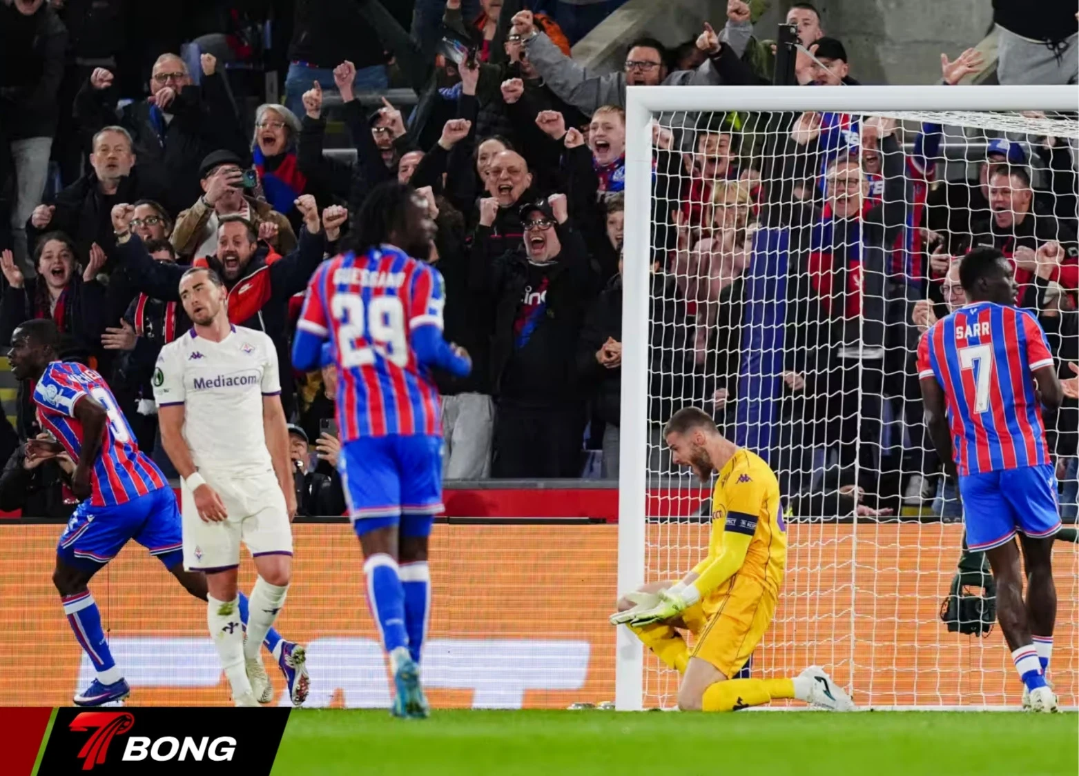 Sarr ghi bàn ấn định tỷ số 3-0