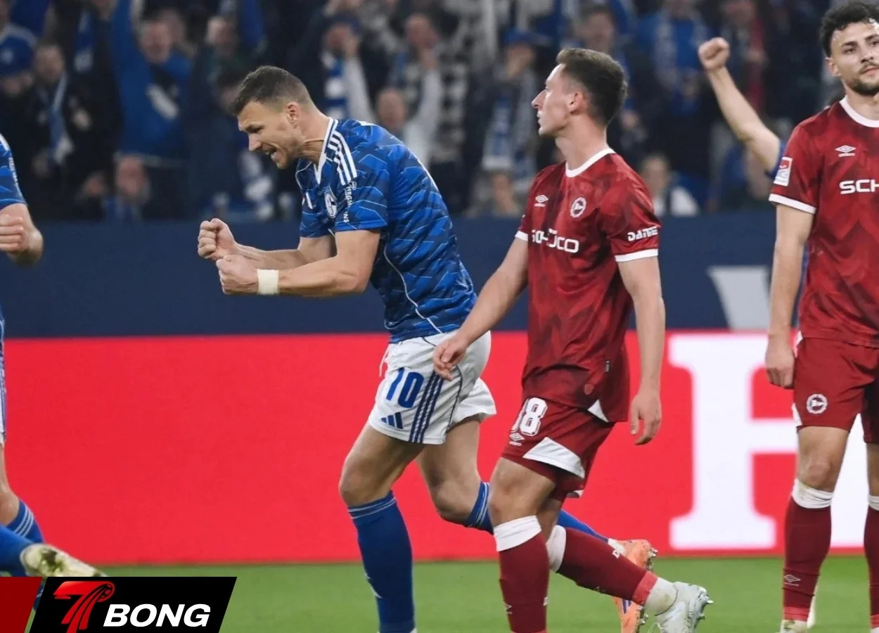 Schalke dẫn đầu cuộc đua thăng hạng Bundesliga