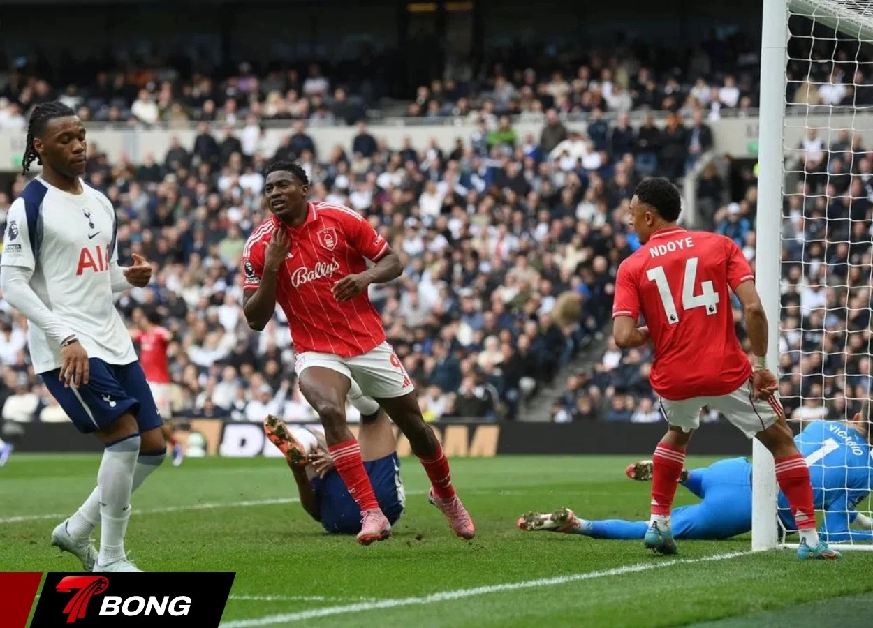 Taiwo Awoniyi ghi bàn ấn định chiến thắng