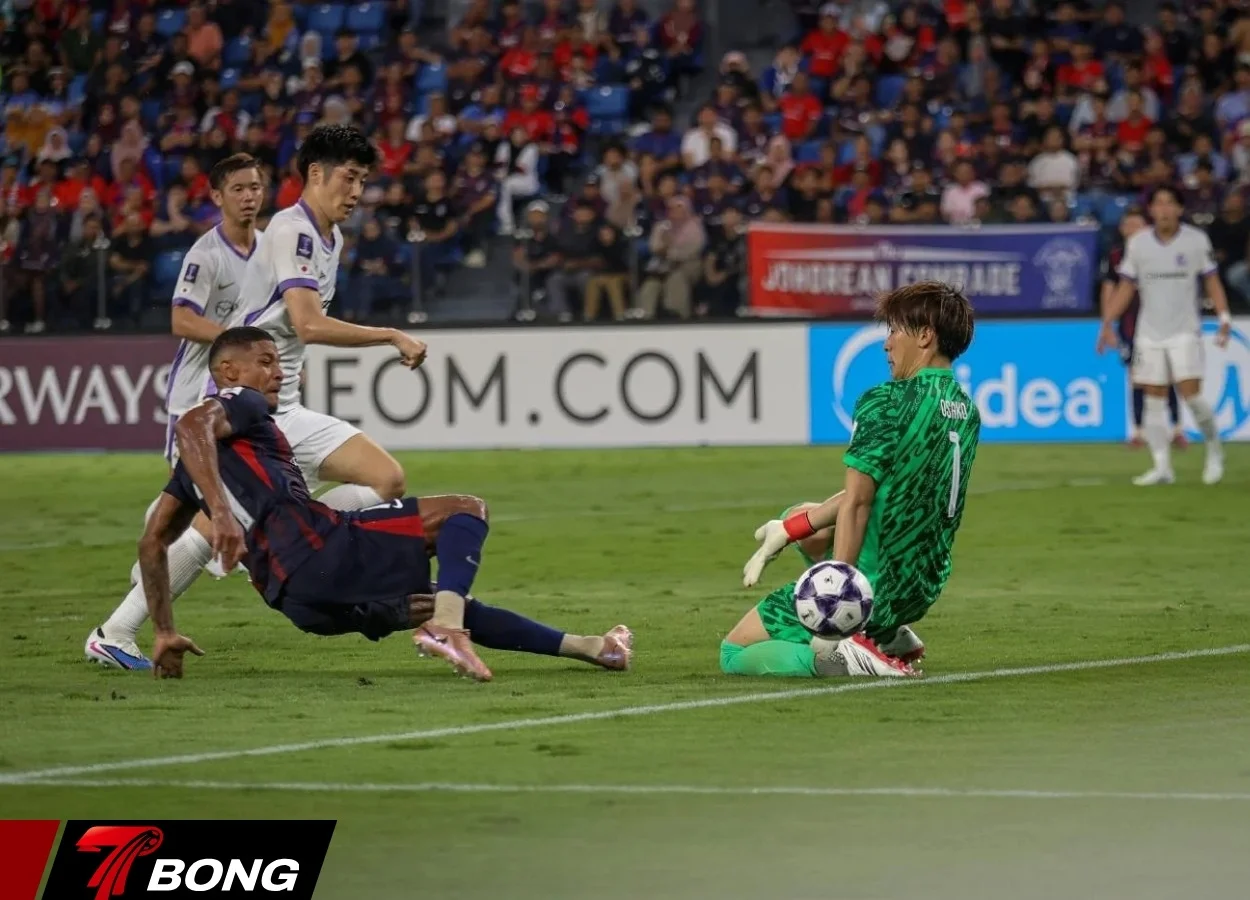 Thẻ đỏ thay đổi cục diện trận đấu hoàn toàn