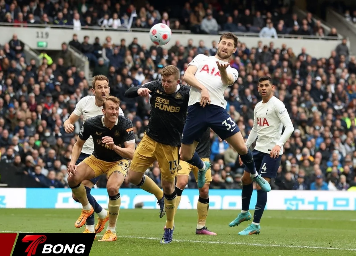 Thomas Frank và Eddie Howe xoay xở giữa cơn bão nhân sự