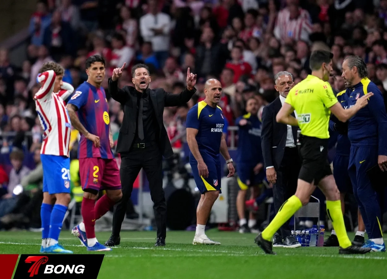 Trọng tài Ferrer gây tranh cãi suốt trận đấu