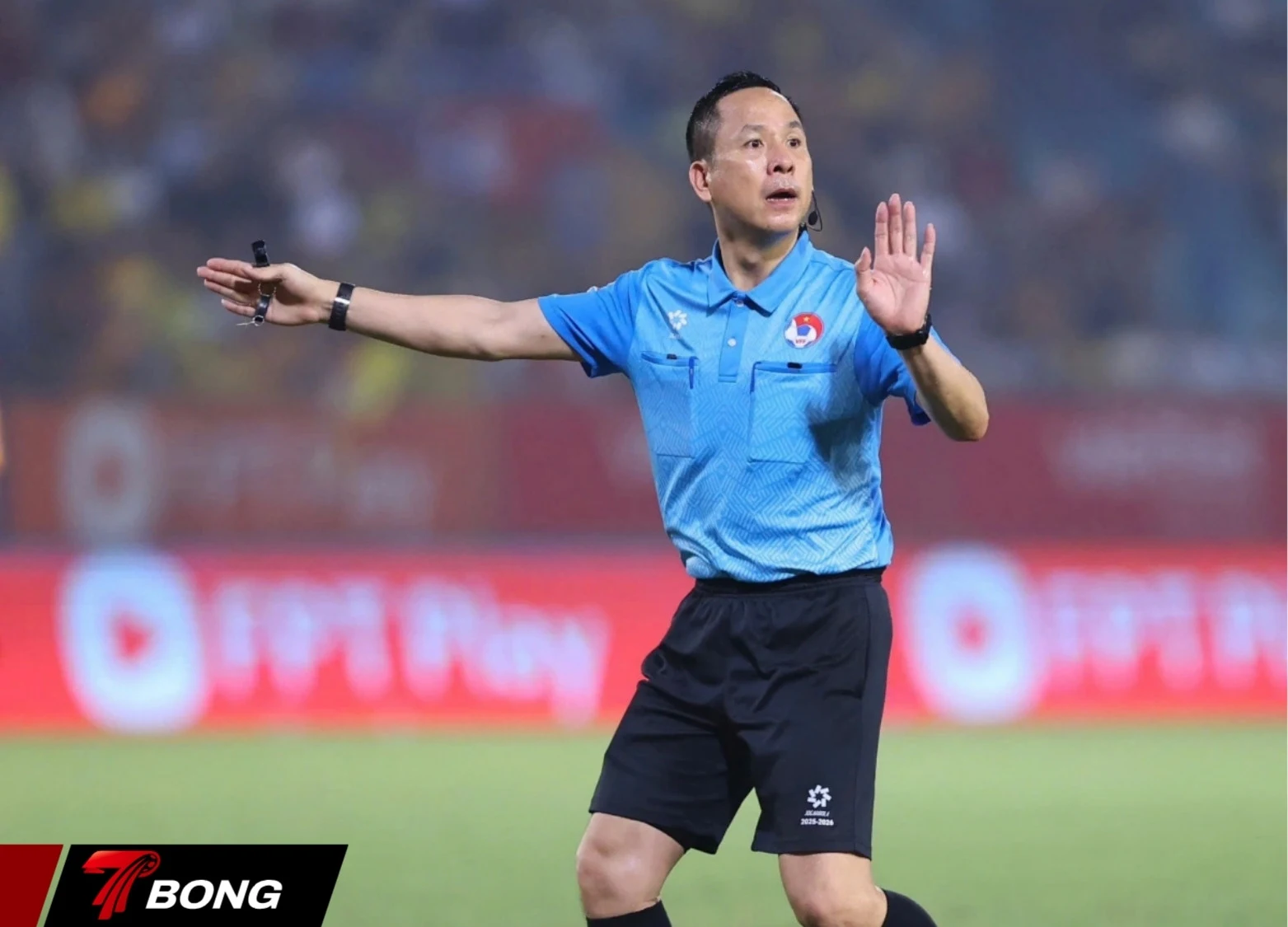 Trọng tài kiểm tra VAR sau tình huống ghi bàn